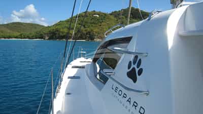 Wide side decks with flush hatches