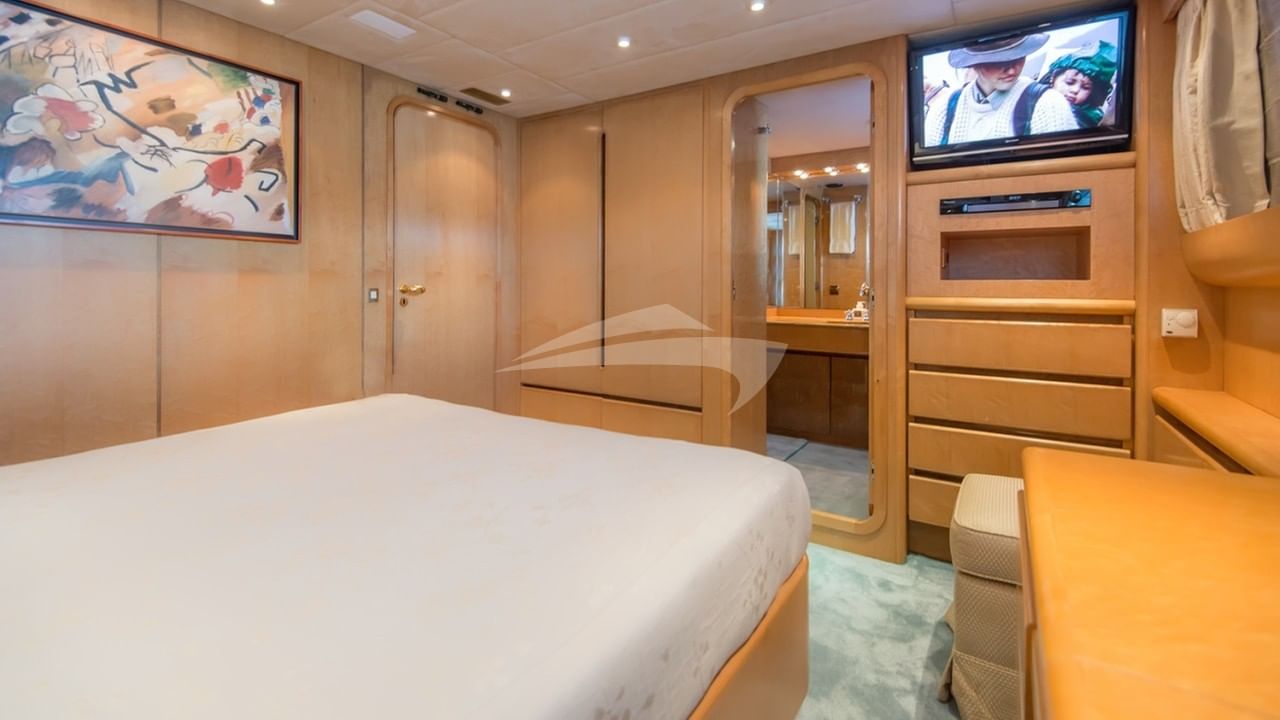 Port side aft double cabin