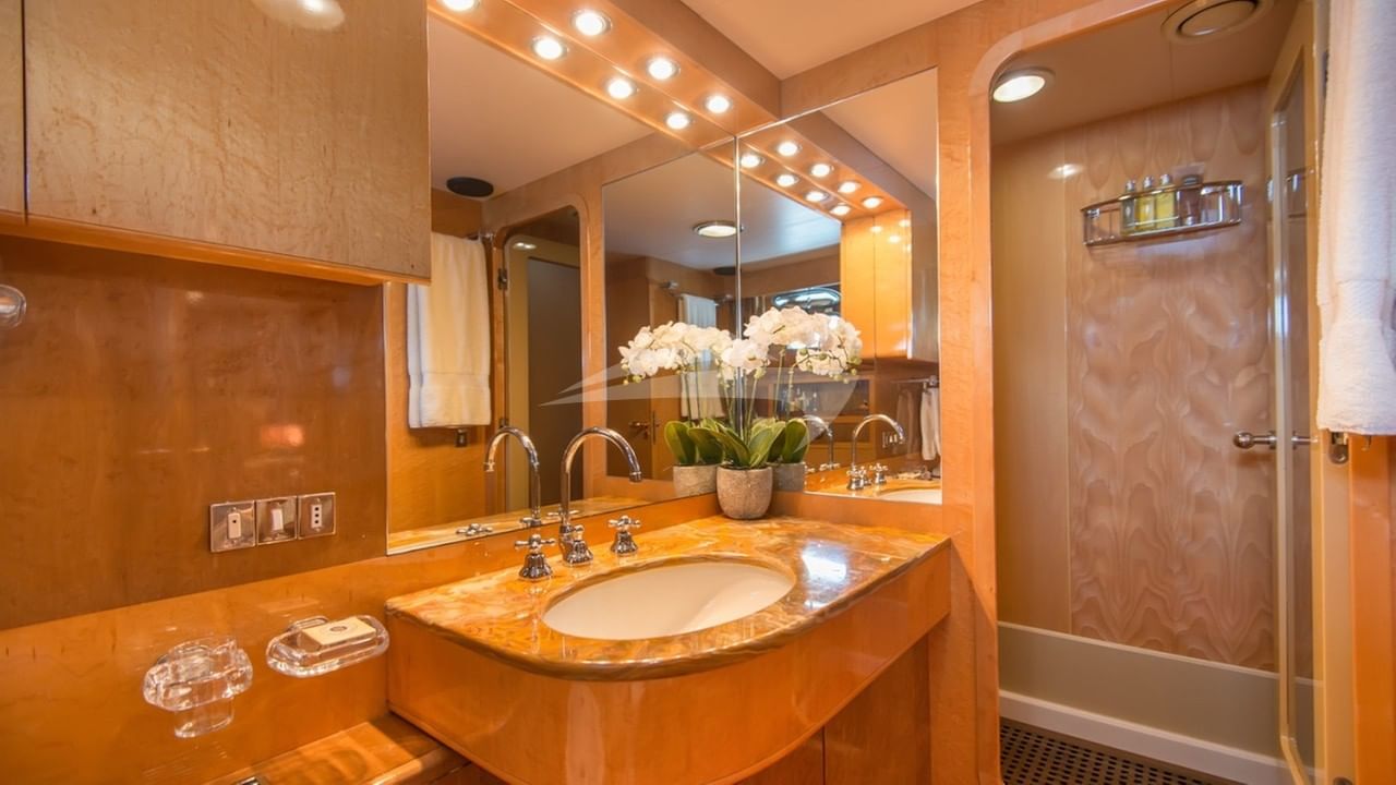 Startboard aft bathroom