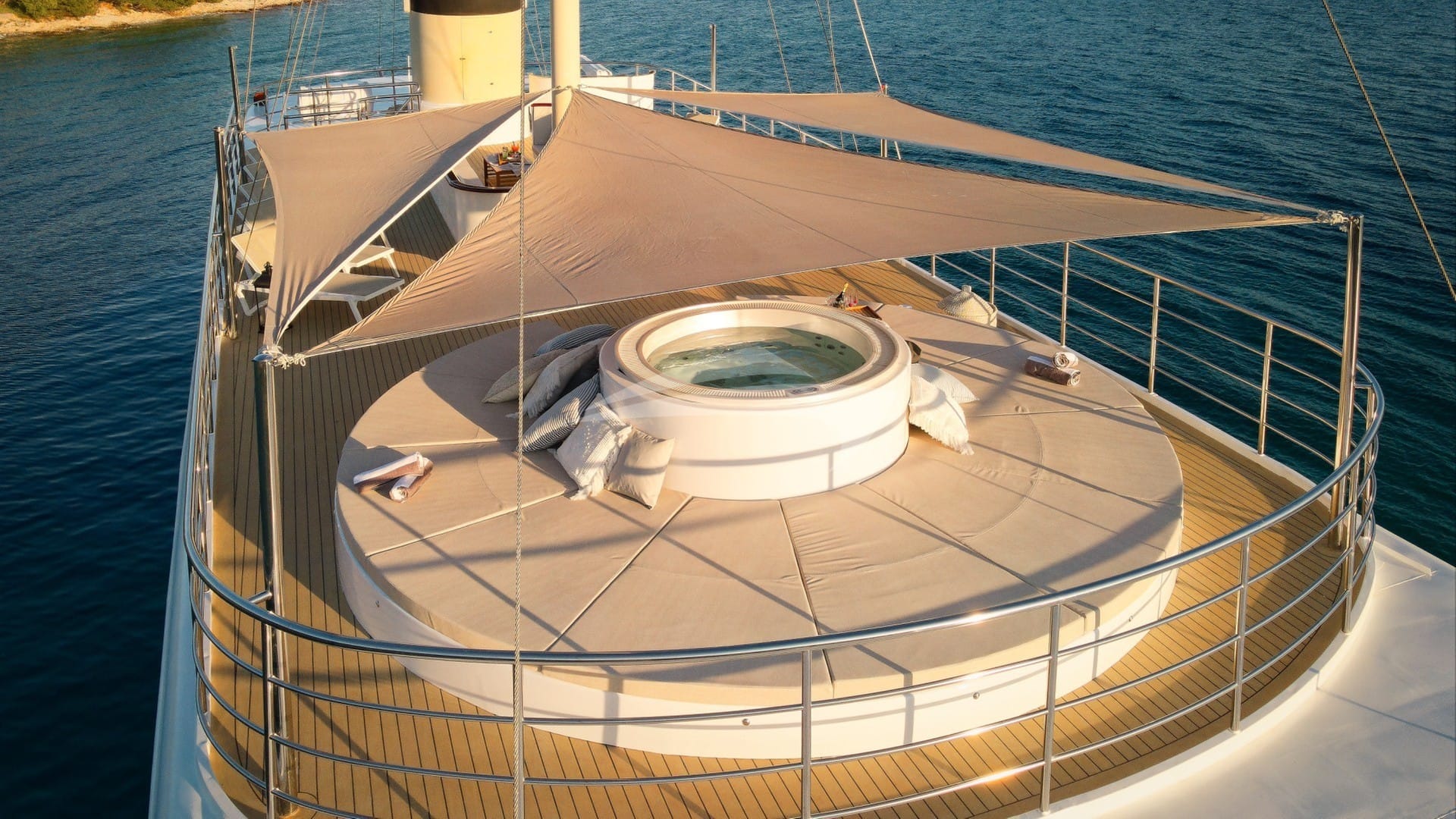 Deck Jacuzzi