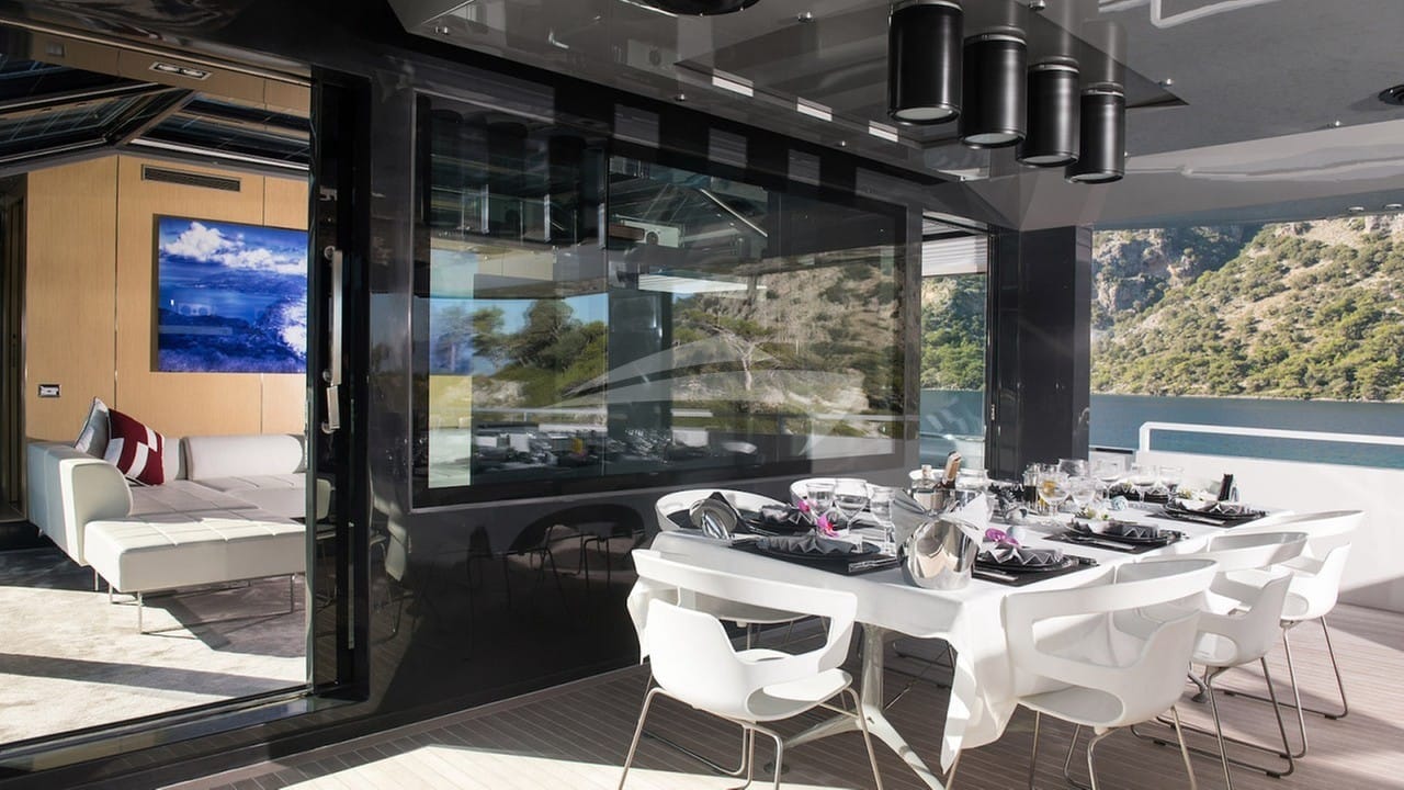 Alfresco dining on sundeck aft