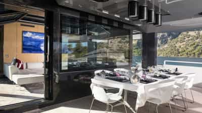 Alfresco dining on sundeck aft
