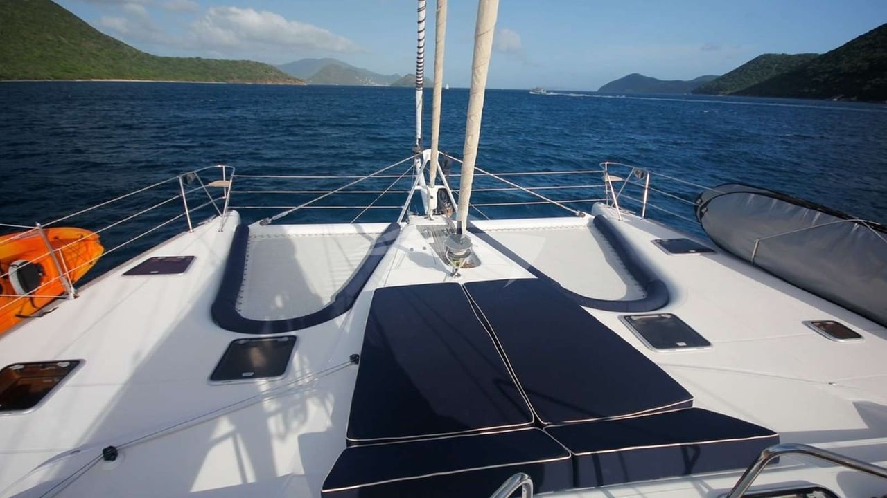 Spacious foredeck