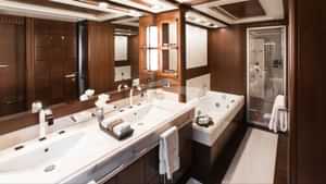 Master En suite w/ Jacuzzi Tub and Jet Shower