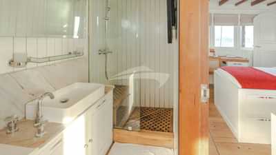 CONVERTIBLE SUITE ROOM BATHROOM