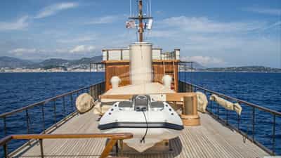Upper deck