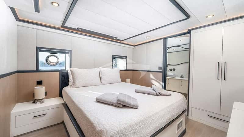 CALM DOWN 30m motor yacht charter, photo 7