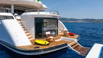 Hydraulic swim platform