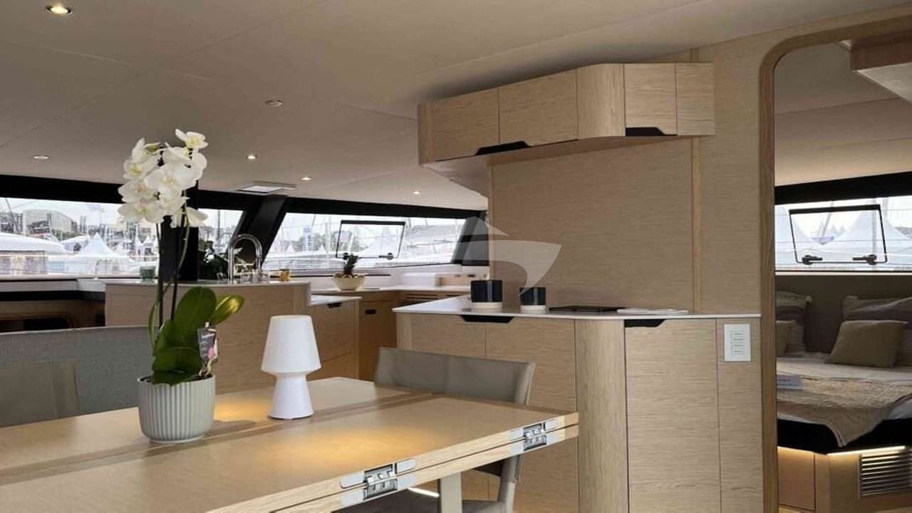 Salon to Master Cabin