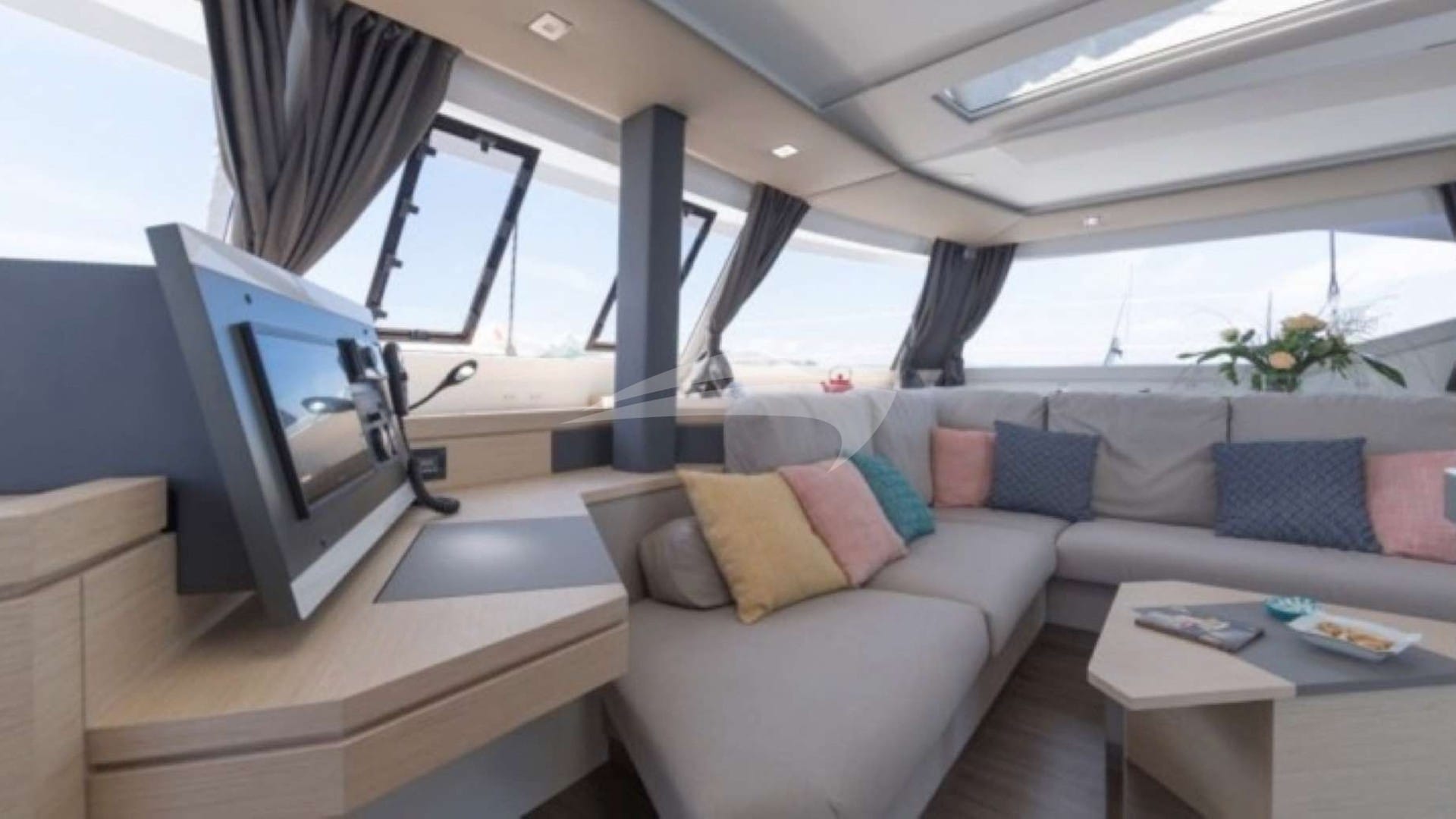 Bright and spacious saloon