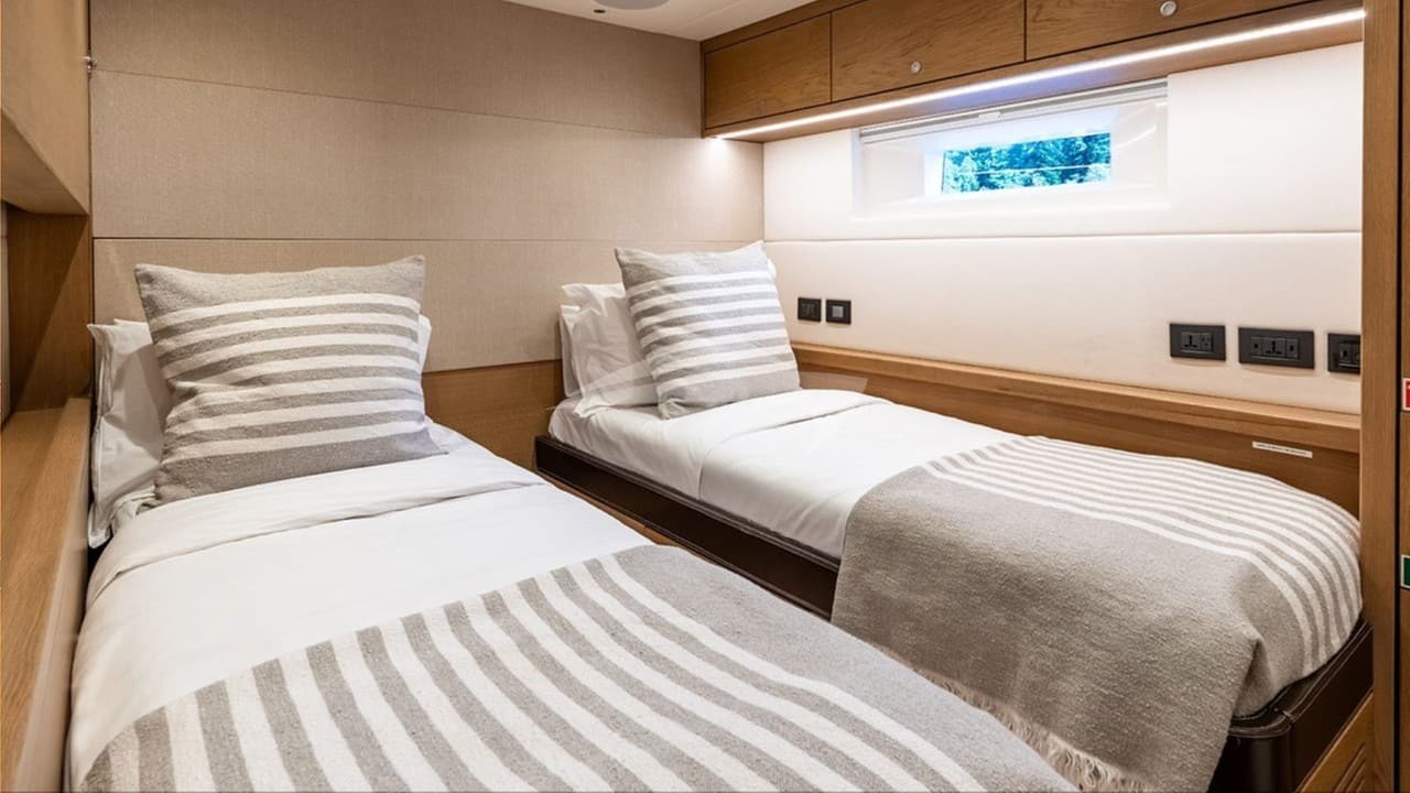 CHAMPAGNE HIPPY, photo from the yacht portfolio 16