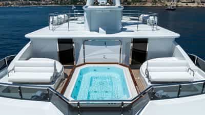 Jacuzzi and sunpads