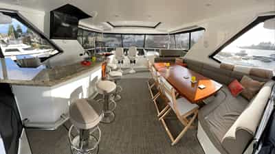 Large flybridge for entertaining