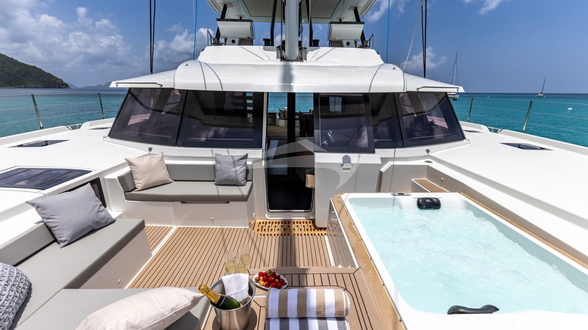 Foredeck cockpit and lounging area
