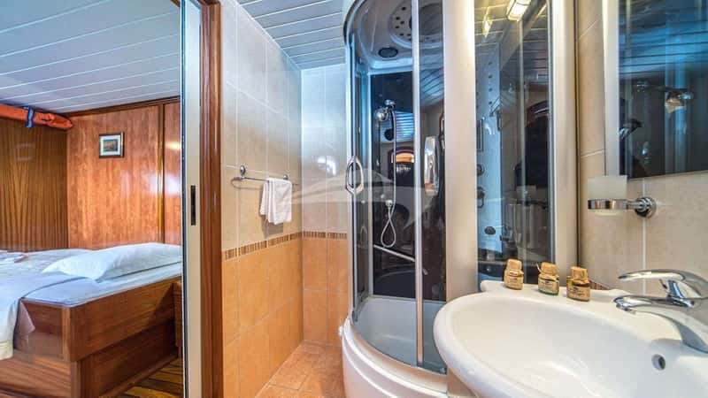 LUNA 33m motor yacht charter, photo 7
