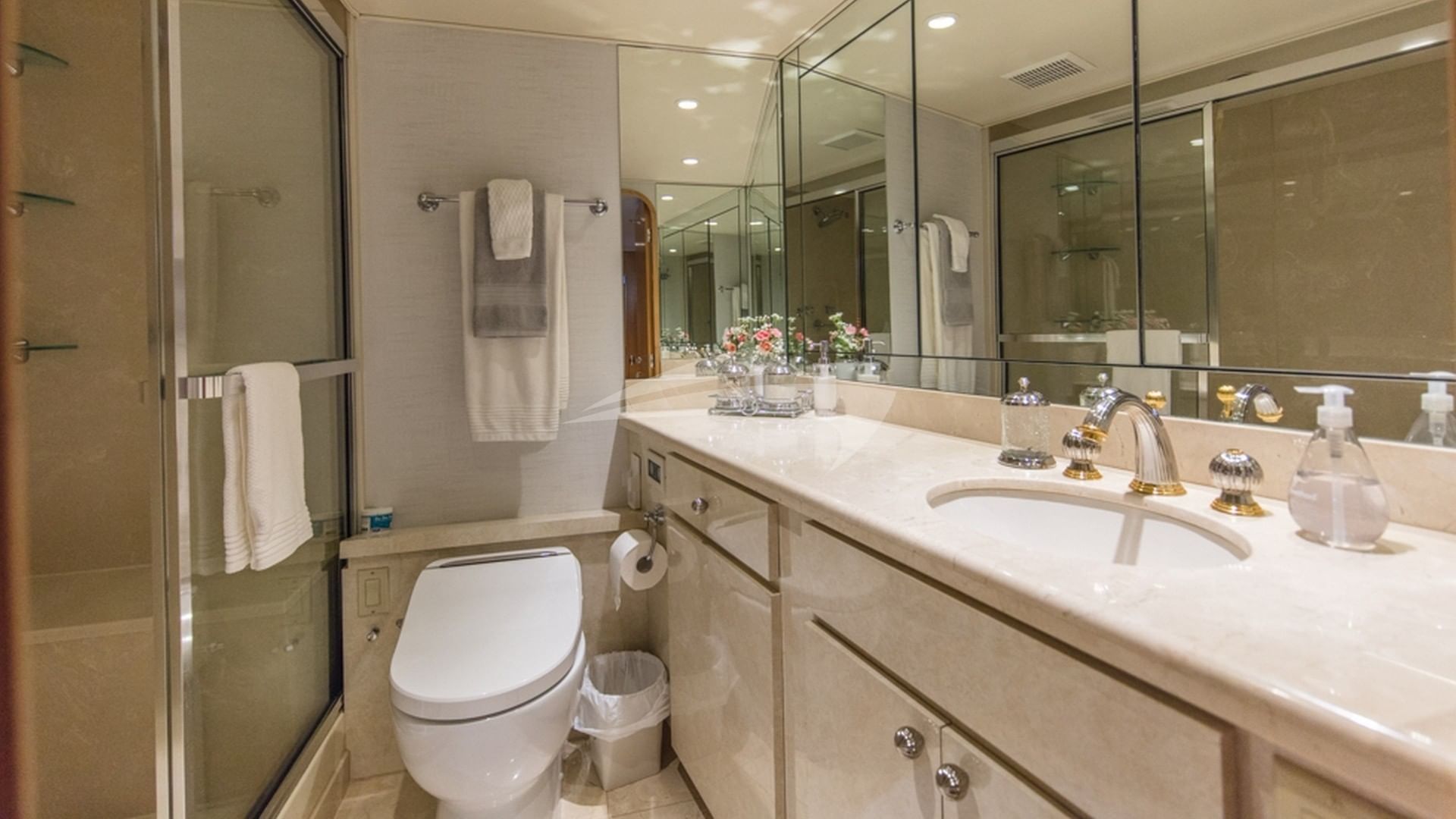 2nd Master ensuite bathroom