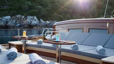 Foredeck sunpads