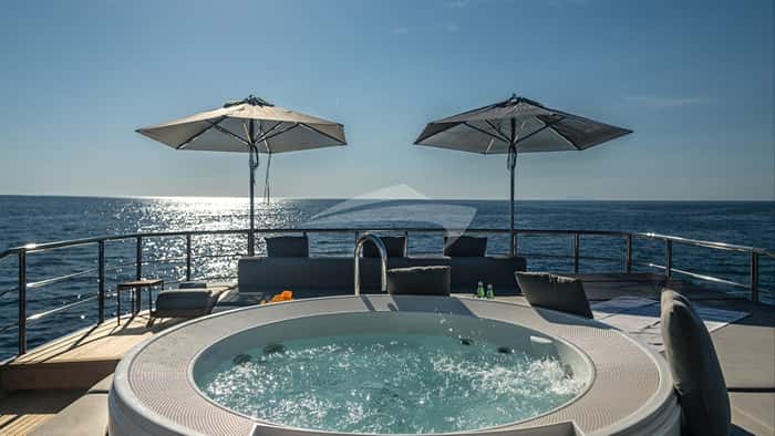 R23 47m motor yacht charter, photo 3