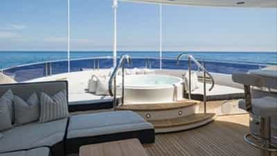 Deck Jacuzzi