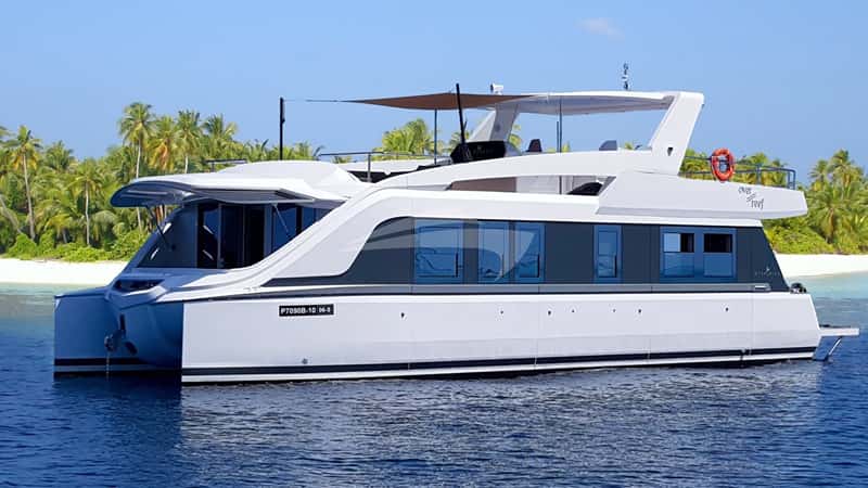 OVER REEF 17m motor yacht charter