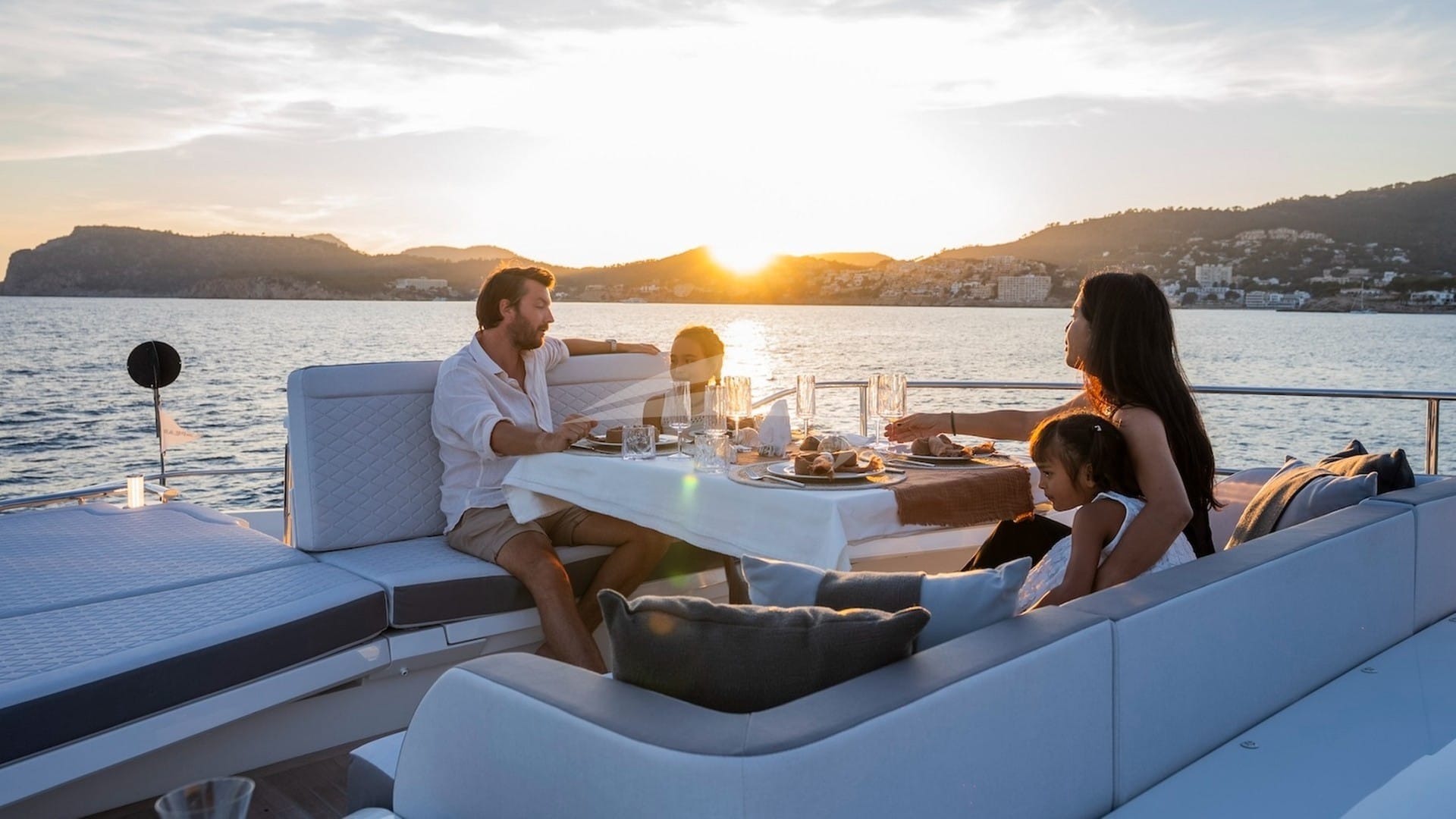 Foredeck al fresco dining