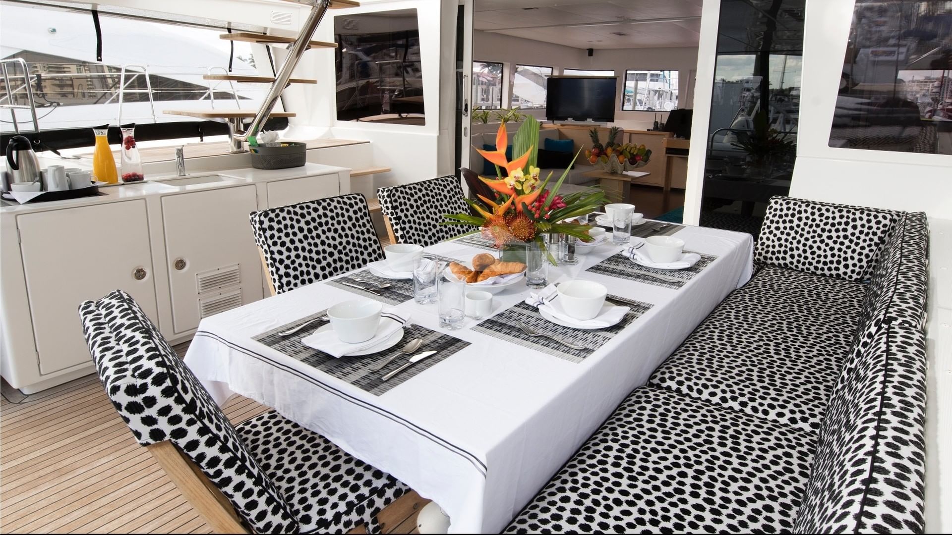 Aft dining area and cockpit