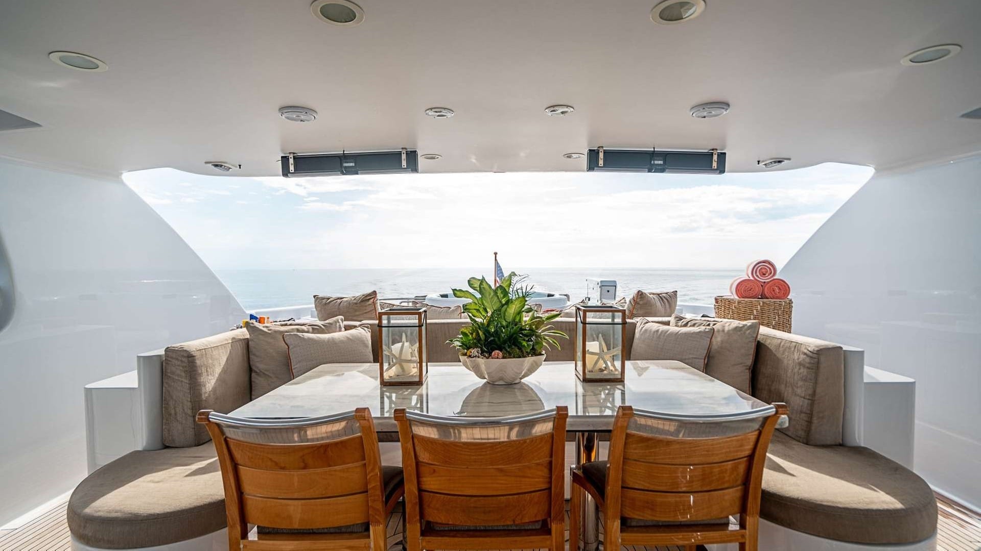 Flybridge dining and seating