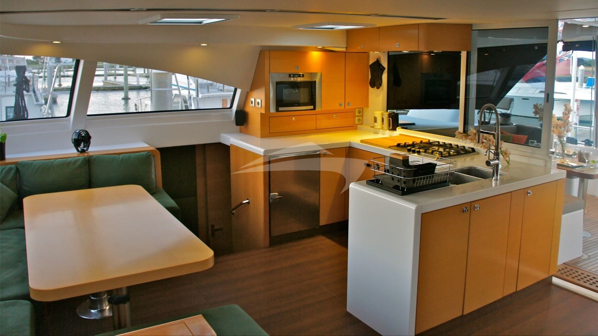 360-degree visibility in the main saloon