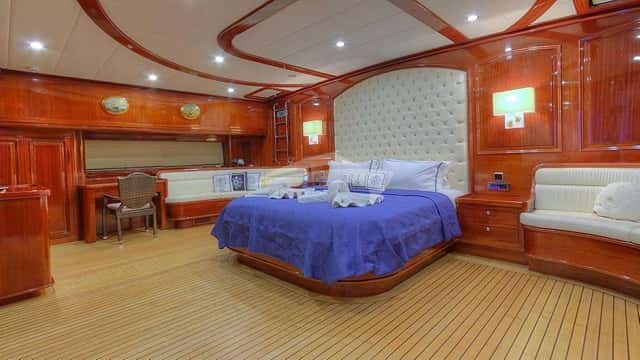 PERFORMANCE FEE yacht charter photo 5