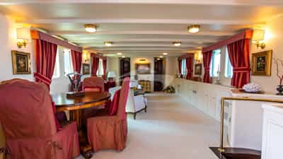 Formal dining zone