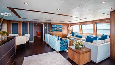Bridge deck salon