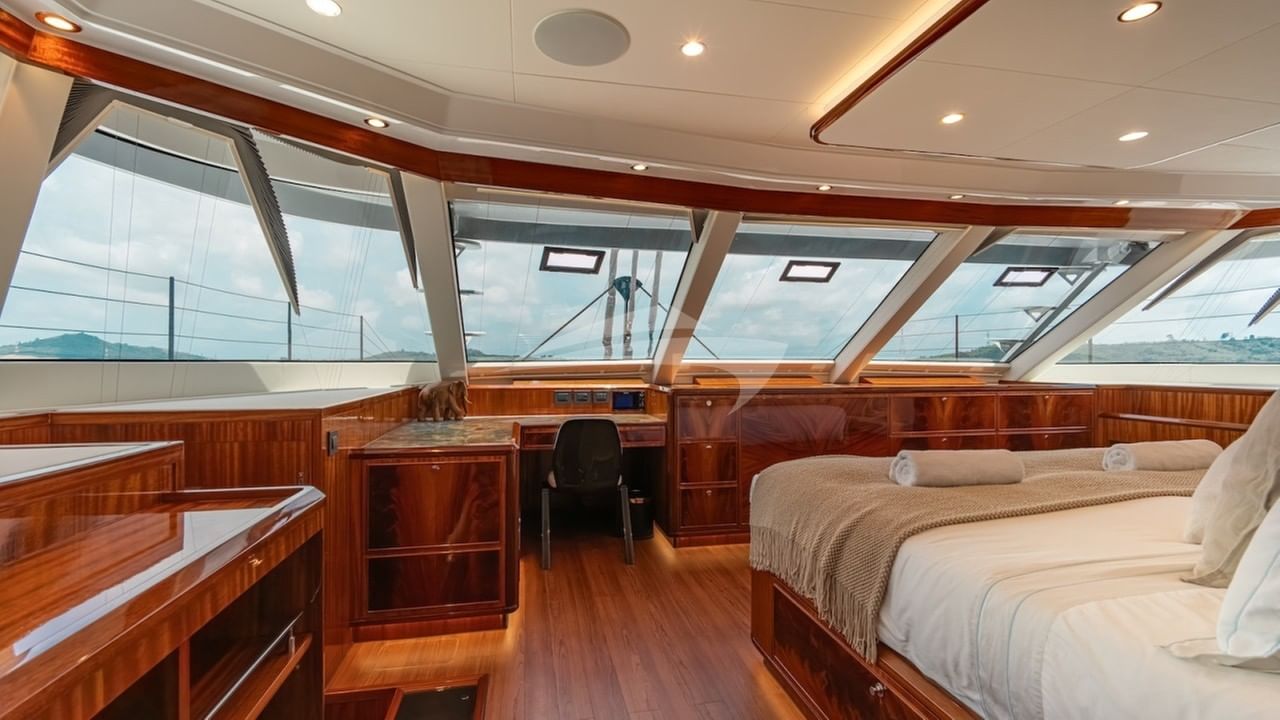 Full beam master stateroom