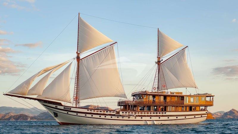 Yacht Charter PRANA