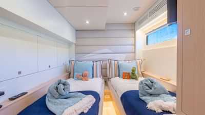 Convertible Twin or Queen Cabin