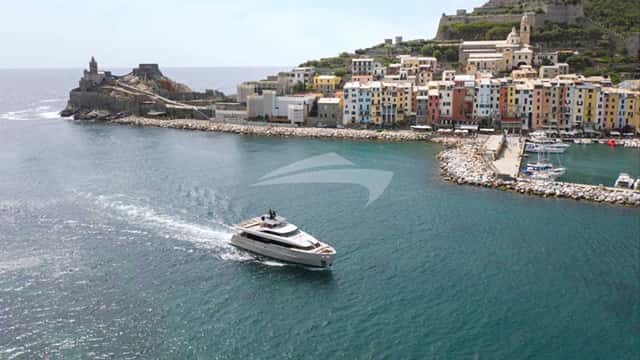 EM3 yacht charter photo 5