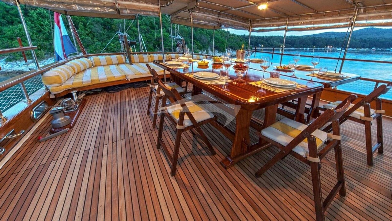 Deck Dining
