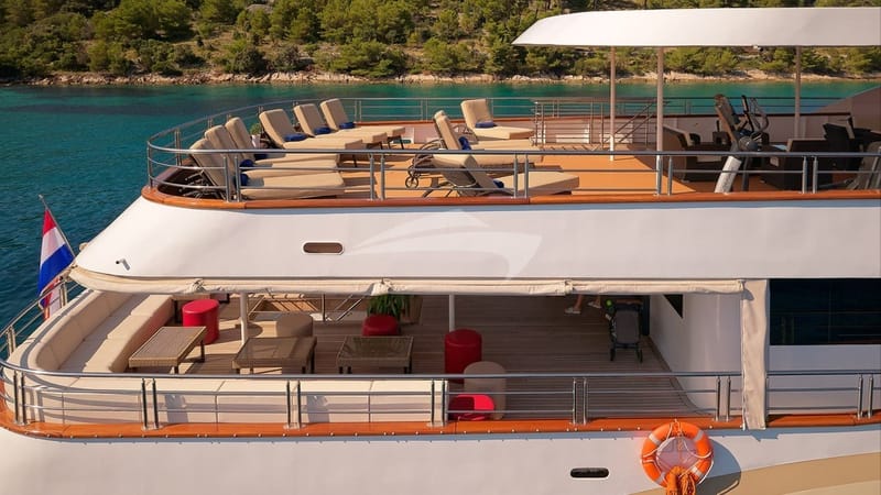 QUEEN ELEGANZA Side view