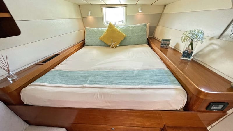 Aft guest suite