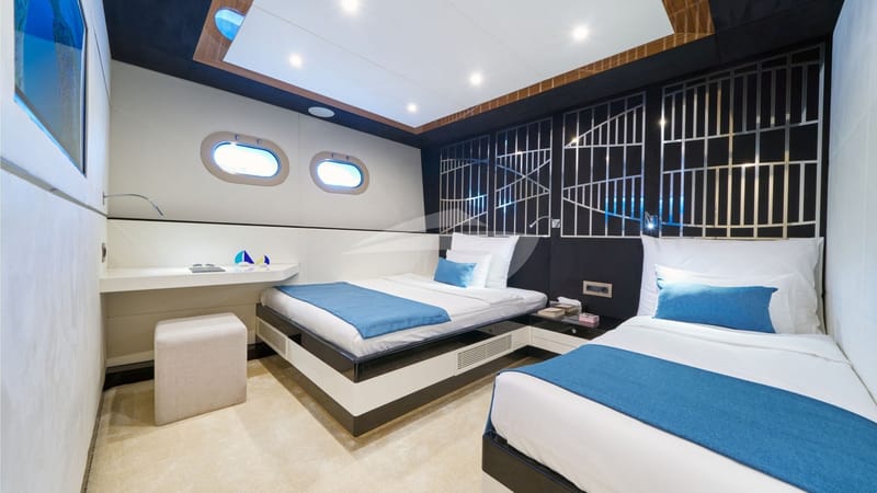 ACAPELLA Triple Cabin