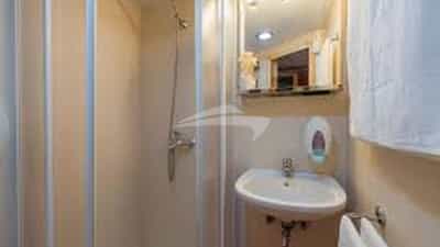 Guest Bathroom - Lower Deck