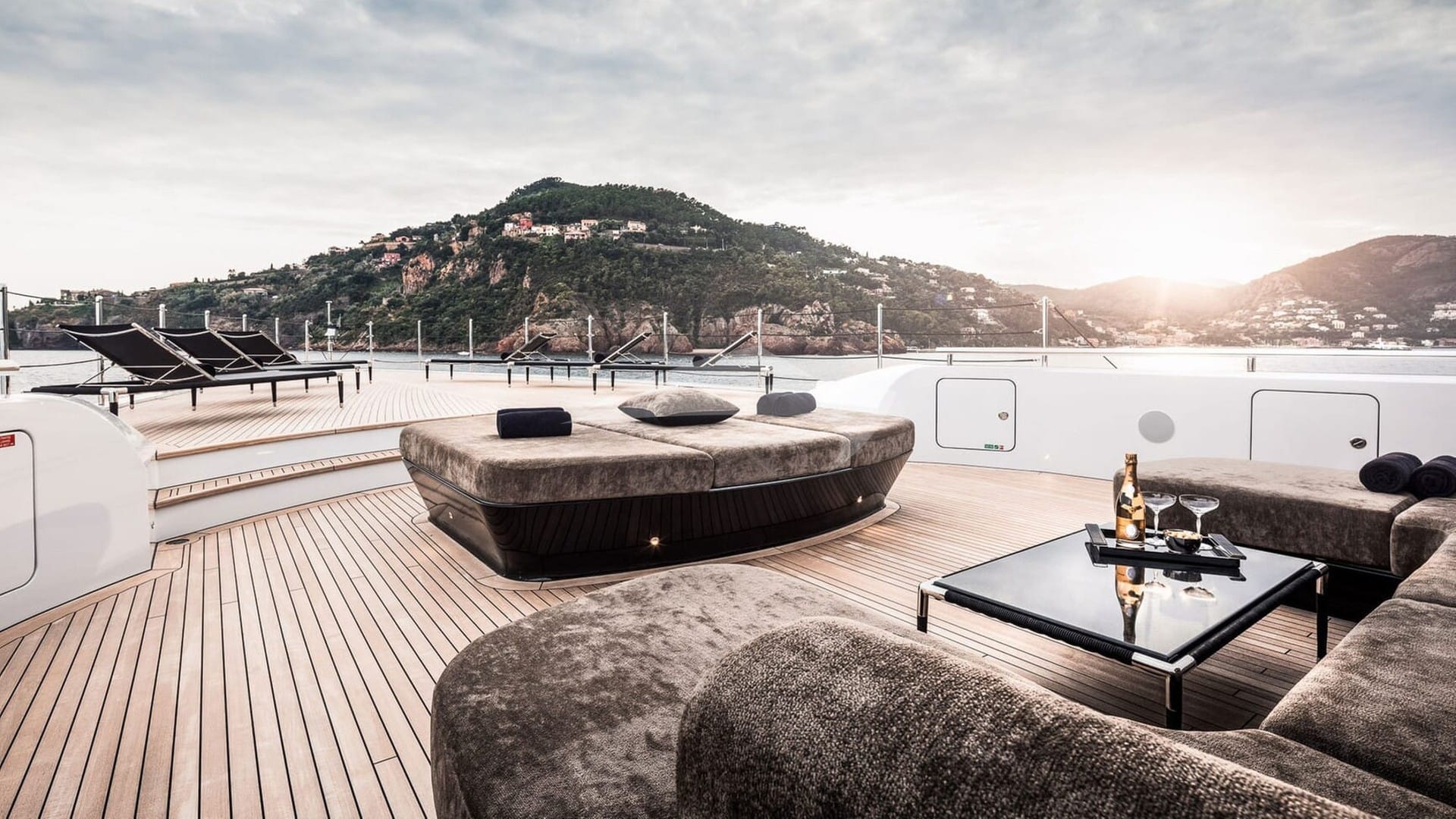 Motor Yacht TRIUMPH sundeck