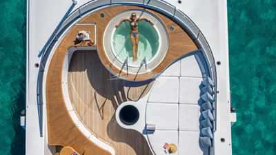 Sun deck - jacuzzi & bar and sun pads