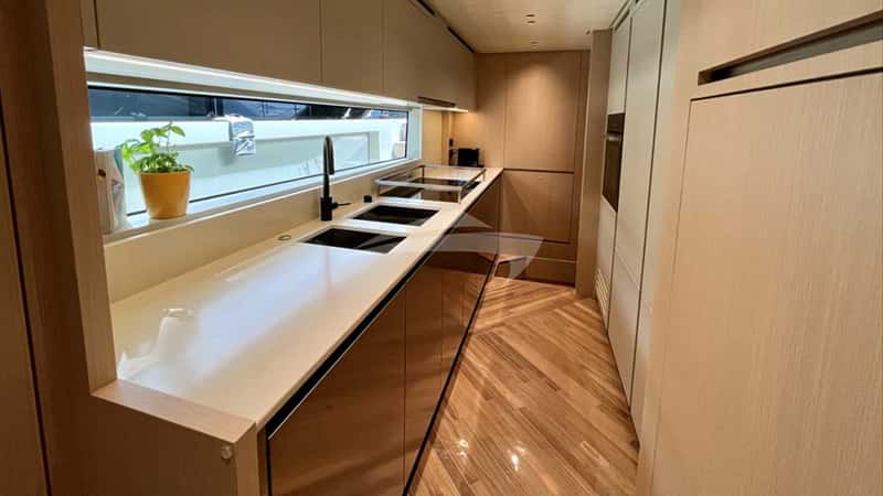 EM3 27m motor yacht charter, photo 9