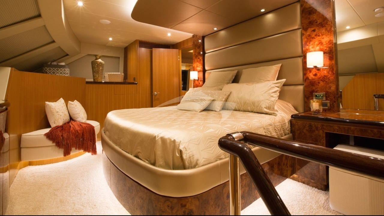 Master main deck king suite