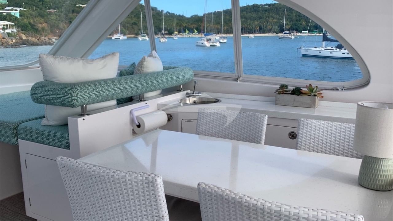 Lounging and alfresco dining on the flybridge