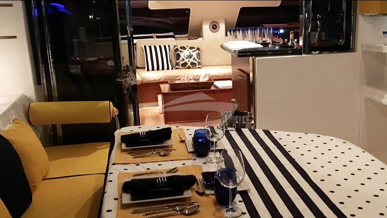 Dining aft with the saloon forward