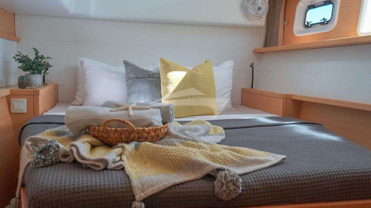 Queen-size guest cabin