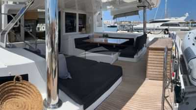 Cockpit/Aft dining area