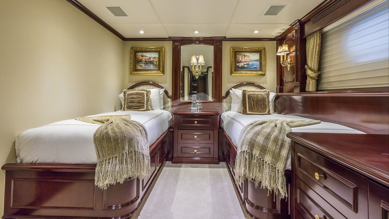 TWIN STATEROOM with a small pullman suitable for a child
