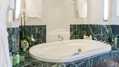 ALALYA_mastercabin_bathroom1